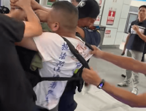 深圳地铁3号线木棉湾站警察与便衣抓捕一名疑似上访人员