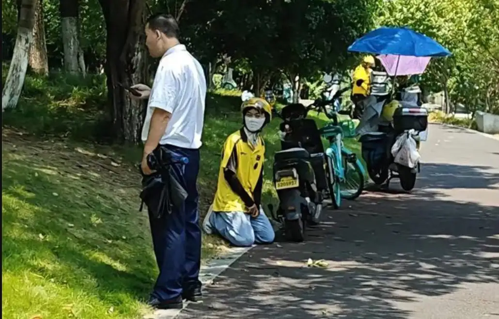 杭州外卖骑手被保安要求下跪，中共统治下为何矛盾不断？