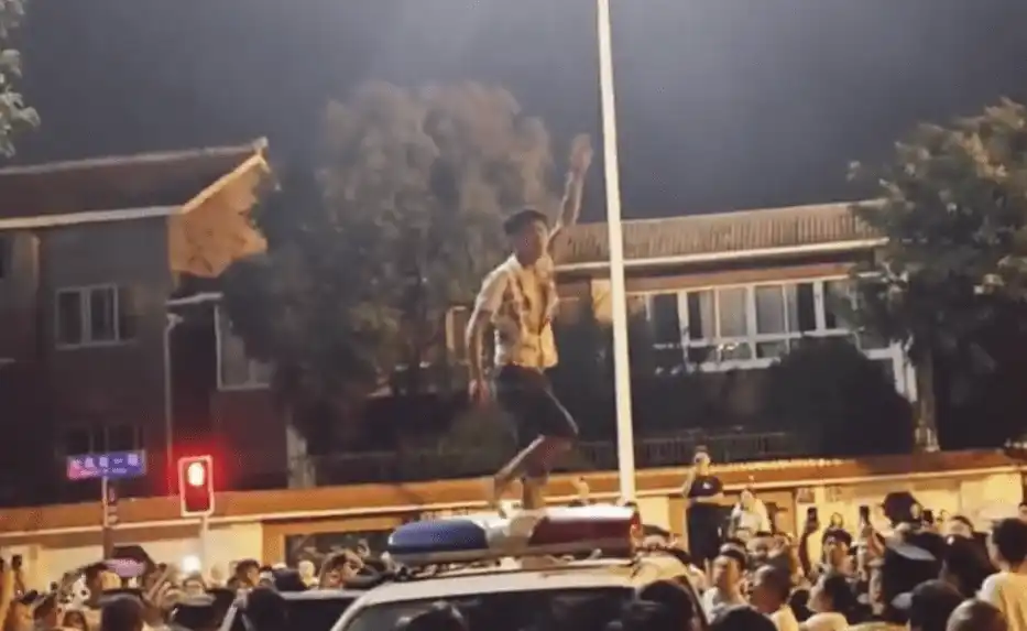 四川成都小贩被城管打伤，上千人聚集抗议