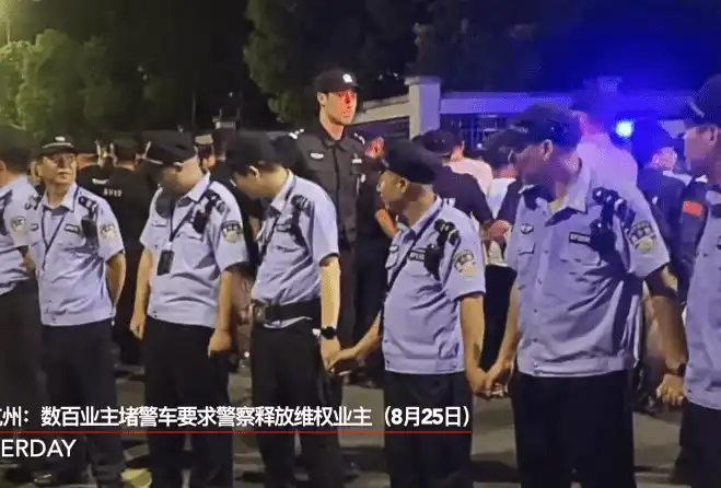 浙江杭州胜利小区数百名业主集体围堵警车